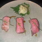 肉処しま - 握り三種盛り 2800円+税！左から､牛タン・霜降り・赤身と言う説明でした。　　　　　　　私的に1番左が霜降りだと思ったのですが⁈