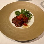 ボッテガ ニック - 分厚いミラノ風カツレツ(コトレッタ)と付け合わせのルッコラ達。フレッシュトマトがソースとなって衣のざくざく感と濃厚なお肉とのたまらない組み合わせ。