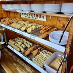 山越うどん - 天ぷらは各150円。名物のじゃがいも天は苦手じゃなければ絶対に食べてください。