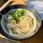 山越うどん - 冷たいしょうゆうどんはエッジが効いた太麺でコシがあります。