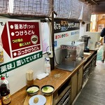 山越うどん - セルフでだしをかけたり。