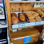 山越うどん - 天ぷらはサイズが大きくて種類も豊富。