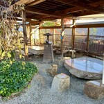 山越うどん - 開放感のあるテラス席で食べるのがおすすめ。