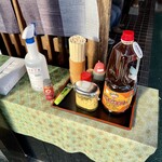 山越うどん - 調味料はあちこちにあります。