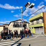 山越うどん - 帰る頃の9時半頃、お店の入口から数百メートル離れた交差点の方まで行列が...