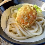 山越うどん - じゃがいも天はシンプルなしょうゆうどんと一緒に。