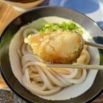 山越うどん - 中はホクホクでものすごく甘い。