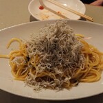 Itaria Shoku Sakaba Kusakaba Totthi - 締めにシラスパスタ食べました。ちょうどいい塩気。トングで取り残したシラスをガーリックトーストに挟んで食べるといける。うまし。