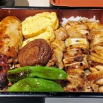 伊藤和四五郎商店 - 4種の焼き鳥、玉子焼、椎茸、ししとう、鶏そぼろがギッシリ