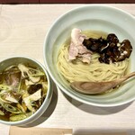 柳麺 呉田 - 黒舞茸と近江黒鶏の昆布水つけ麺 1,200円