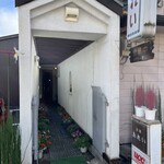 あれい - 入り口は長いアプローチの向こうです♪