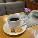あれい - 小倉ホットケーキ(コーヒー付き)900円のコーヒー♪テーブルにはお花と灰皿が(^^)