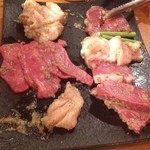 炭火焼肉 鶴兆 - ホルモン盛合せ