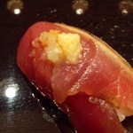 銀座 久兵衛 - 『鰹』（しそ、生姜、にんにくのせ）！ニンニクが良いアクセント～♪(^o^)丿