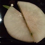 銀座 久兵衛 - 『大根のスライス』（梅肉としその葉挟み）～♪(^o^)丿