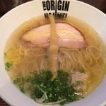 らあめん 元 - 塩ラーメン750円
                                
                                鶏出汁 サンマ？の出汁スープは清湯で旨味たっぷりで鶏が立ってます。また鶏油もかかっていますが油っぽさなし。麺は三河屋製麺の細ストレート麺。固め好きな人はコールした方がいいかも。具はチャーシュー(うまい！)、鶏つくね、姫タケノコ、ネギ。バランスいい一杯です。
                                