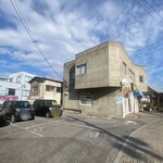 らあめん クローバー - 駐車場（右奥が店舗）