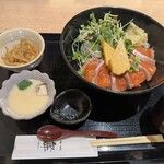 季節料理 舞 - サーモン丼
