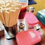 うちなーすばヤージ小 - 卓上調味料　ピンクの容器は紅生姜と唐辛子（韓国唐辛子っぽかったです）