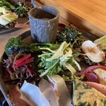 Seminare 輕井澤 - 料理写真:ランチの前菜盛り合わせ
たまに皿から料理がはみ出ます(笑)
野菜主体にジビエも乗ってます。
