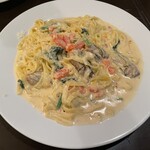 トラットリア ヴォーノ - カキとほうれん草のクリーム生パスタ