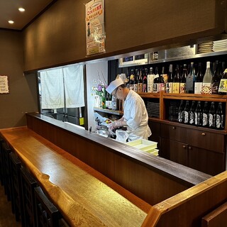 お一人様にも最適なカウンター。博多・糸島の旬のお料理とお酒をご満喫ください。