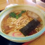 たまおか食堂 - 半ラーメン　スープよくできています。　鶏がら、野菜、微妙に生姜。