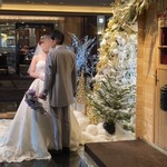 パティスリー SATSUKI - ホテルロビーはクリスマスの飾り付け。
      お二人お幸せに。