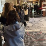 パティスリー SATSUKI - 開店11時、長蛇の列。
      右はレストランの列。