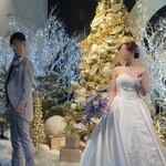 パティスリー SATSUKI - ホテルロビーはクリスマスの飾り付け。
      お二人お幸せに。