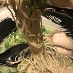 博多ラーメン・ちゃんぽん ひるとよる - ラーメンのメン