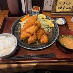 居酒屋まめぞ - ささみチーズ唐揚げ。付け合わせはオレンジじゃなくみかん