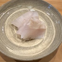 鮨 十兵衛 - クエ　炭火焼きで軽く炙る