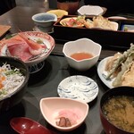 築地飛賀屋 - 釜揚げしらす丼(刺身、天ぷら付)、1408円。