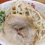 骨太味覚 - ラーメン(580円)野菜カチ盛り・背脂ギトＷ
