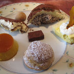 レストラン　プログレ　ヨコヤマ - ティラミス(左上)　クッキーアラビアータ（唐辛子のクッキー）(上段中央)　ズコット(右上)　小豆の生チョコ(中央)　カボチャのレアチーズケーキ(中段右)　かぼちゃのプリン(左下)　シュークリーム