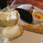 レストラン　プログレ　ヨコヤマ - メロンのショートケーキ(左上)　ガトークラシック(上段中央)　クレームブリュレ(右上)　洋ナシのタルト(左下)　アマンディーヌ(右下)