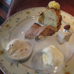 レストラン　プログレ　ヨコヤマ - クランツクーヘン(上)　チョコレートのムースケーキ(中段左)　マロンムースケーキ(中段右)　塩キャラメルアイス(左下)　バニラアイス(右下)