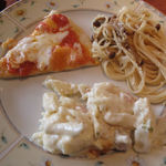 レストラン　プログレ　ヨコヤマ - ピザ(左)　きのこクリームのスパゲティ(右)　野菜のマカロニグラタン(下)