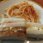 レストラン　プログレ　ヨコヤマ - •ポテトチップ(左上)　トマトソースのスパゲティ(右上)　サンドウイッチ(3種)(下)