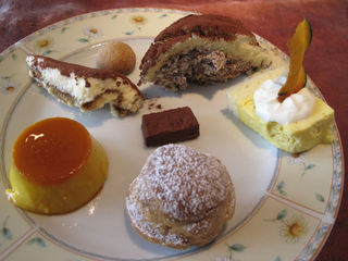 レストラン　プログレ　ヨコヤマ - ティラミス(左上)　クッキーアラビアータ（唐辛子のクッキー）(上段中央)　ズコット(右上)　小豆の生チョコ(中央)　カボチャのレアチーズケーキ(中段右)　かぼちゃのプリン(左下)　シュークリーム