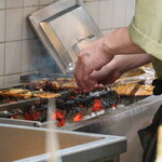 八舟 - 厨房の焼き台からは“鰻”が焼ける、同時に“タレ”も焼ける、香ばしくも、甘い香りが届いてきます。