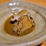 恵比寿 鮨 藤 - 鮑の蒸し物、肝ソース。