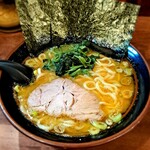 横浜家系 まるに家 - 雑さが無くキレイな盛り付け