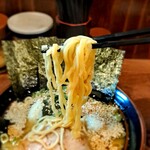 Yokohama Iekei Maruniya - 麺リフトォ～、モチモチして旨い麺
