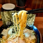 横浜家系 まるに家 - 麺リフトォ～、モチモチして旨い麺