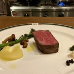 enoteca miyaji - 但馬玄（たじまぐろ)炭火焼き
味変としてサルサベルデ、やま山葵、生の黒胡椒。
付け合わせは、スティックセニョールのフリット、ちいたけ（徳島県のブランド椎茸）、レッドムーン（赤いじゃがいも）のピューレ。
