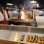 Yakitorinomeimon Akiyoshi - オープンキッチンの焼き場が広く焼いている様子は炎が立ち昇り迫力があります