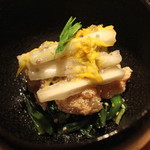 麻布 かどわき - 昆布〆の鯛 助惣鱈の卵（鱈子？）和え　(2013/11)