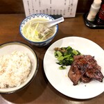 味太助 - 『定食 1人前（3枚）2500円（牛たん焼、テールスープ、麦めし）』